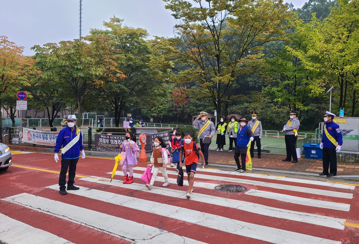 어린이보호구역 주정차 전면금지 구역 현장방문 3번 10. 19. 어린이보호구역 녹양초교 현장방문 사진 3번