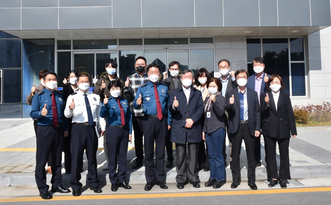 남양주남부경찰서 위기대응팀 격려방문 2번 21. 10. 27. 위원회가 남양주남부경찰서 위기대응팀 격려방문한 사진 2번