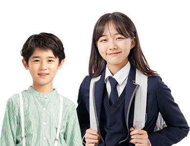 남자아동과 교복을 입은 여학생