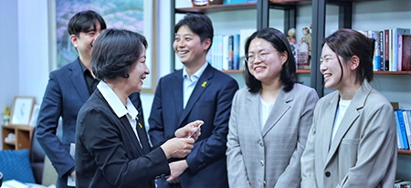 정장을 입은 청년들과 추미애가 만난 모습