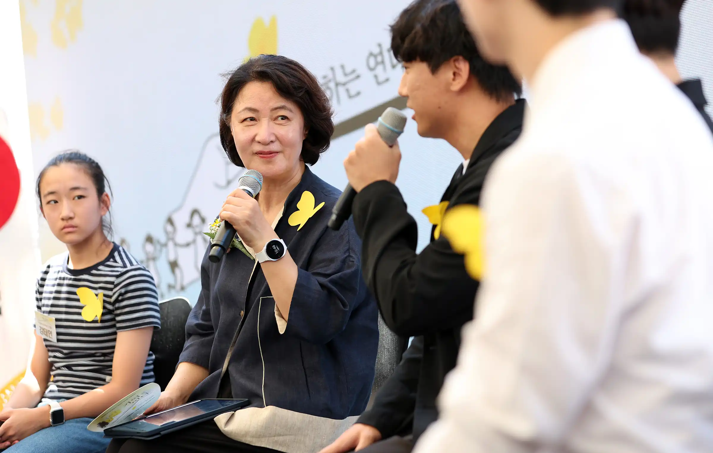 일본군'위안부' 피해자 기림의 날 기념식에서 추미애 경기도지사와 공모전 수상자간 &lsquo;기억을 잇는 대화&rsquo;가 진행되고 있다. ⓒ 경기도청