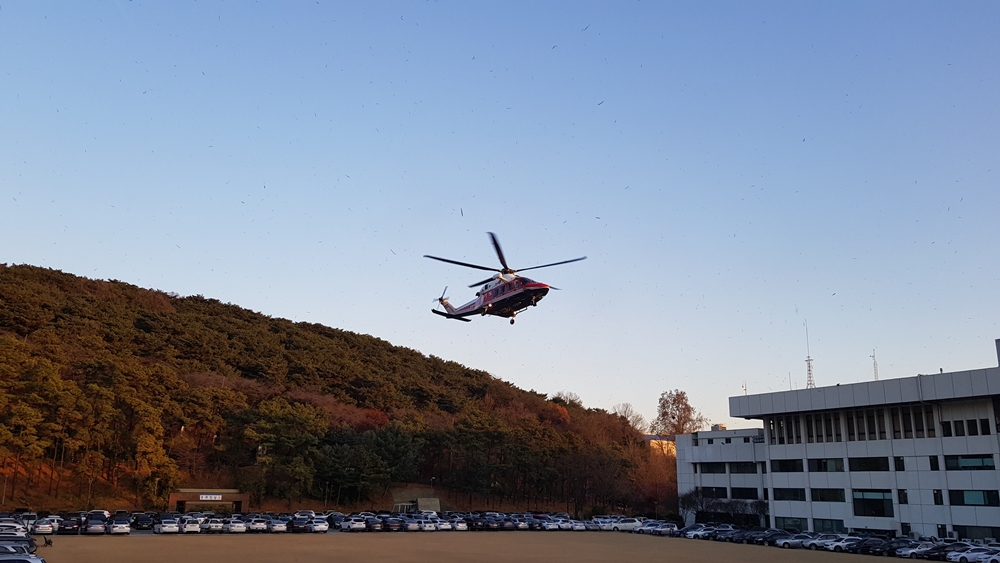 관공서 운동장에 헬기 이착륙 모습