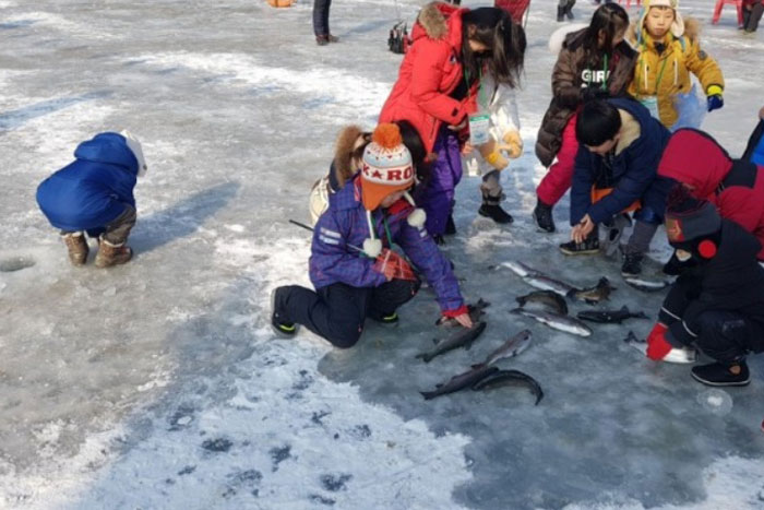 양평 대자연 빙어송어축제를 즐기는 어린이들