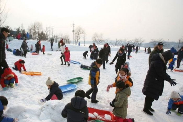 의왕 레솔레파크 겨울축제를 즐기는 가족단위 시민들