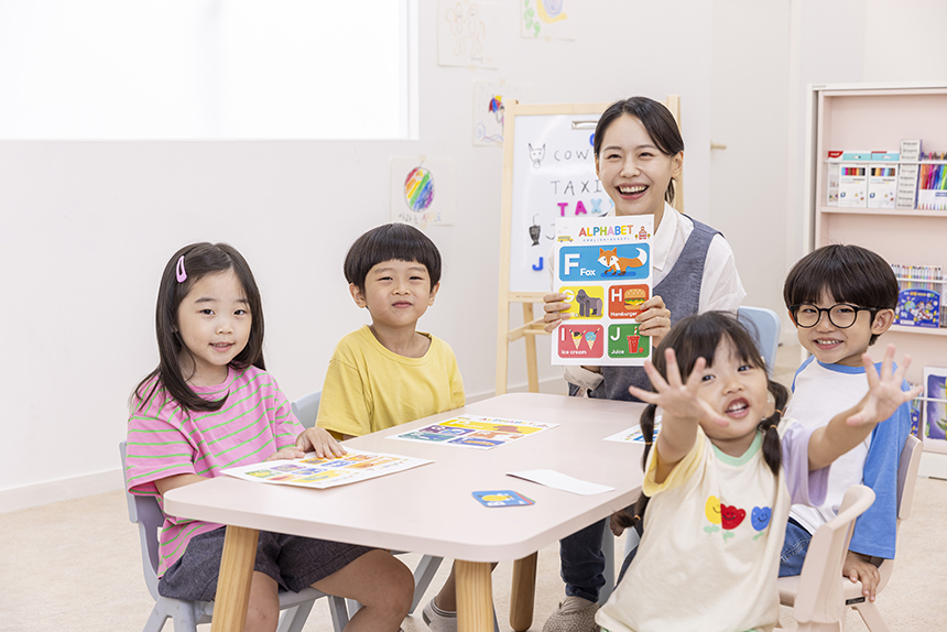 수업중인 유치원 선생님과 유아 4명의 모습
