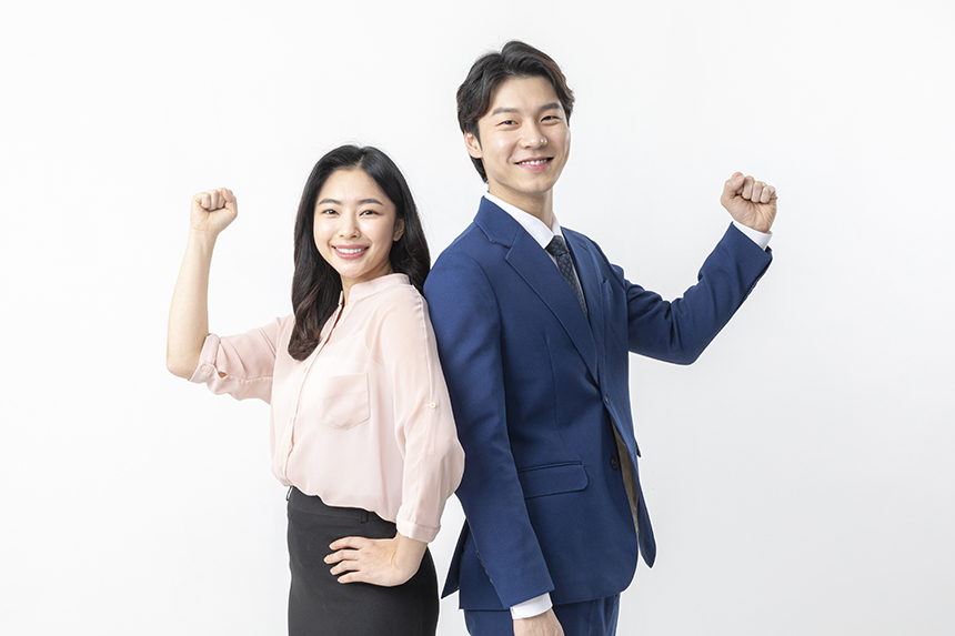 등을 맞대고 화이팅 자세를 하고 있는 남녀 청년