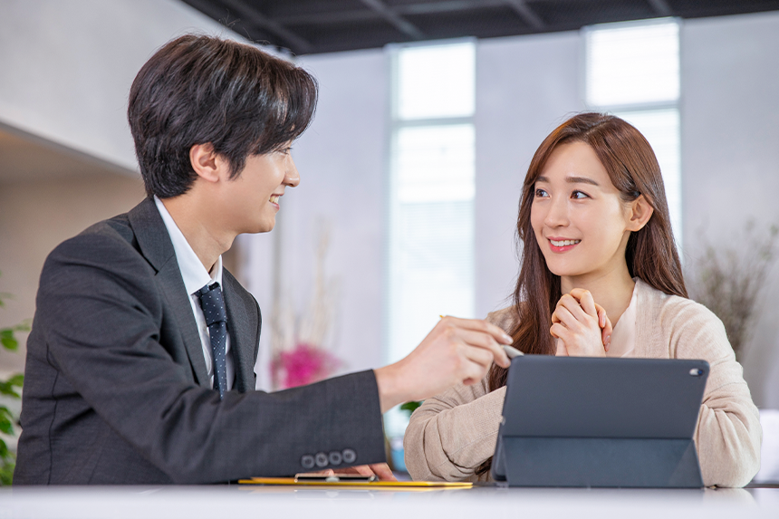 컨설턴트에게 태블릿pc를 통해 설명을 듣고 있는 소상공인