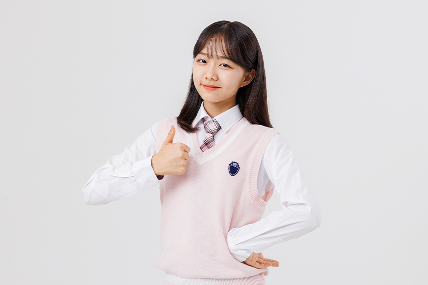 엄지를 치켜든 교복입은 여학생