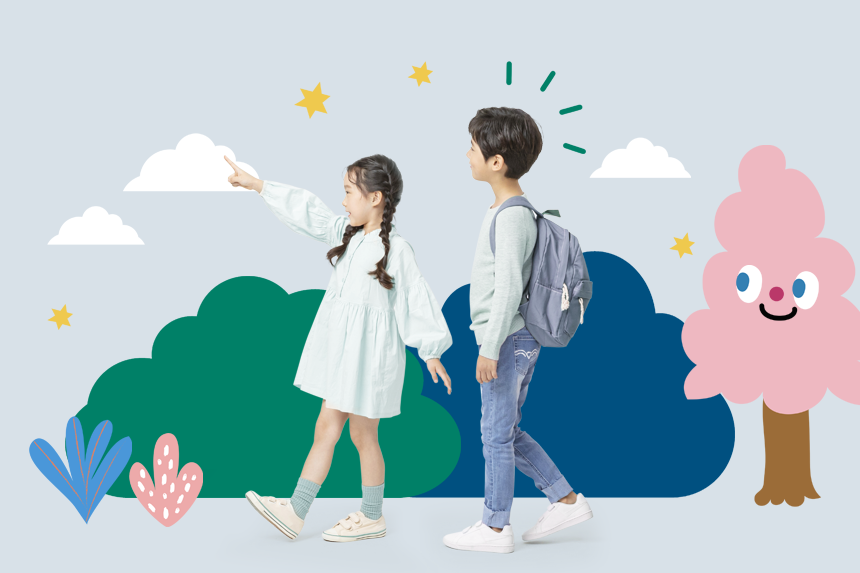 숲을 그린 아동용 일러스트를 배경으로 걸어가는 여성 아동과, 가방을 맨 남성 아동들의 옆모습