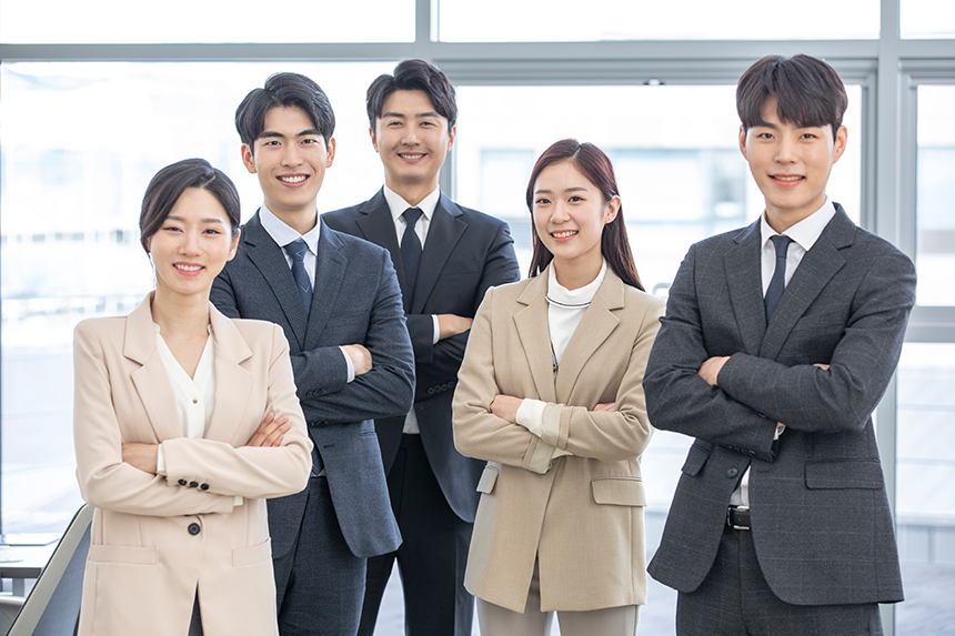정장을 입고 팔짱을 낀채 화면을 바라보며 웃는 재직자 남성(3명) 여성(2명)들