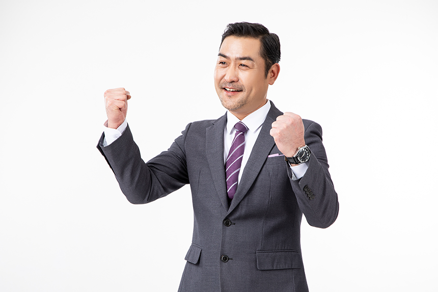 정장을 입은채 두 주먹을 불끈 쥔 중장년 남성