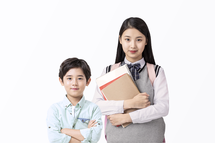 팔짱을 낀 남자 어린이와, 공책을 품에 안은 여자 청소년이 나란히 서서 정면을 응시하고 있다.