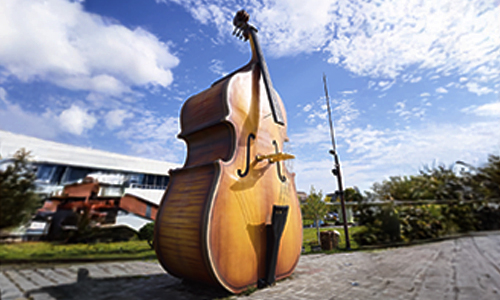 인도위에 놓인 거대한 바이올린 조형물
