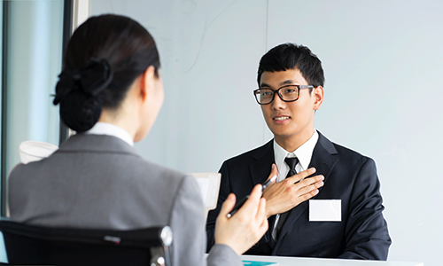 면접을 보고있는 청년