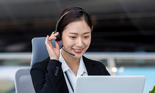노트북을 바라보는 전화상담사
