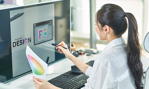 컴퓨터와 타블렛으로 디자인 공부를 하고 있는 학생의 뒷모습