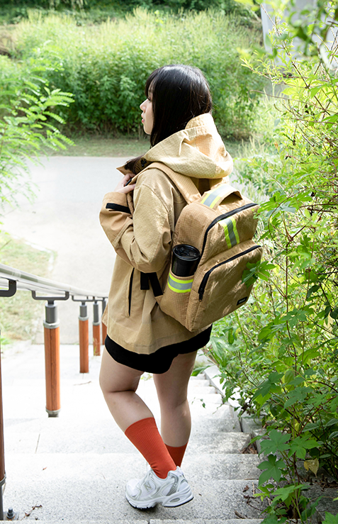백팩 샘플 이미지:백팩을 매고 있는 여성 뒷모습
