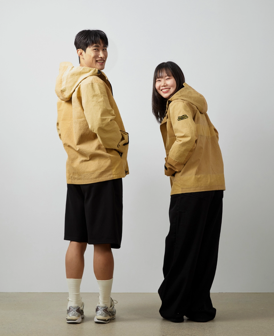 자켓 샘플 이미지: 자켓을 입은 두 남녀 전신 뒷모습