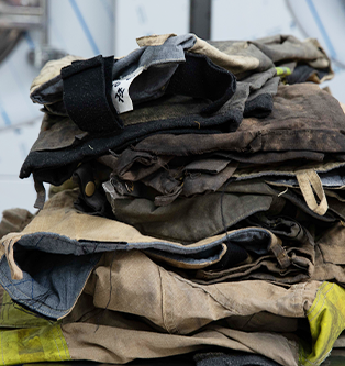 폐방화복들이 쌓인 사진