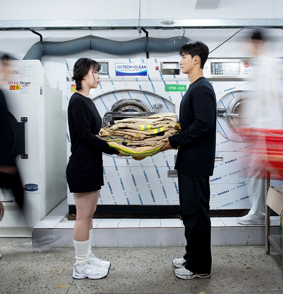 폐방화복을 건내주고 건내받는 젊은 청년 남녀