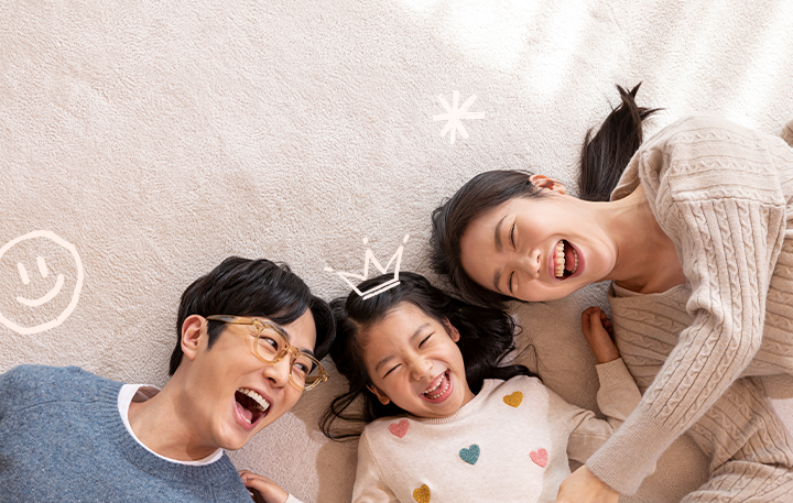 아버지 아동 어머니가 카페트 위에 누워 행복하게 웃고있는 모습