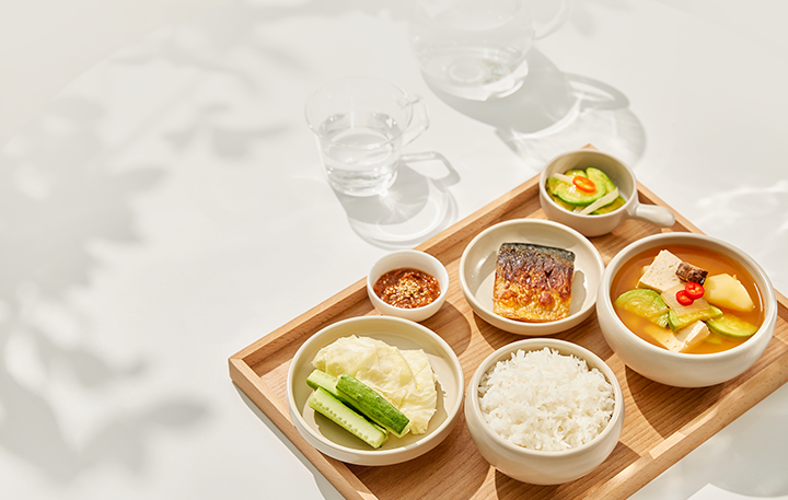 나무 식판위에 놓인 농수산물로 만든 정갈한 한상 차림