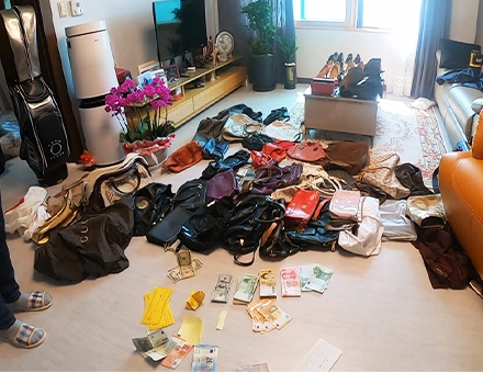 고액상습 체납자에 집에 찾아가 강제 징수하여 확보한 물품들이 거실 위에 놓인 모습