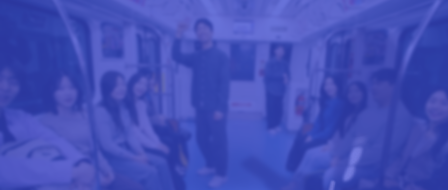 흐릿하게 처리된 전철 안 풍경